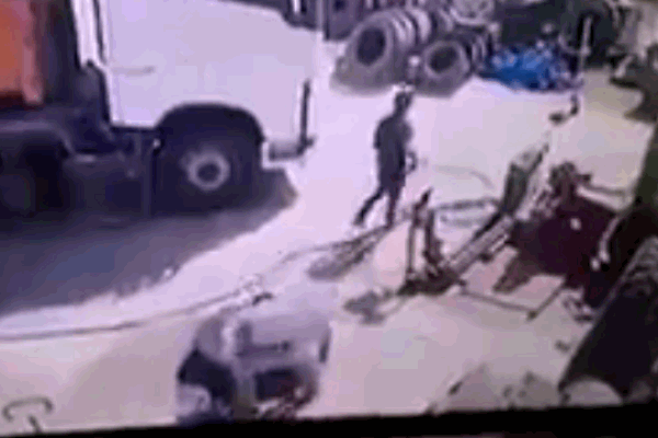 Video: Vượt đèn đỏ, xe máy bị container tông văng xa hơn chục mét-1