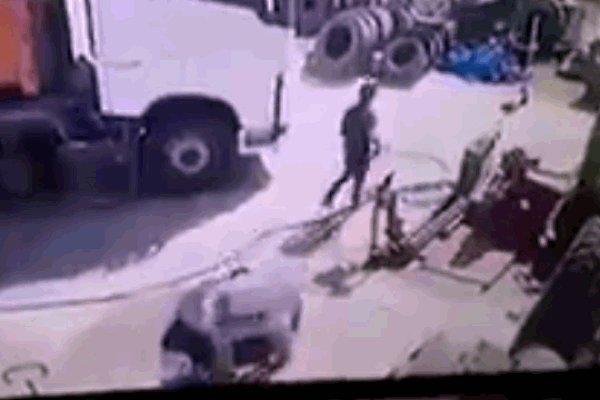 Clip: Lốp ô tô phát nổ kinh hoàng, thổi bay người đàn ông lên không