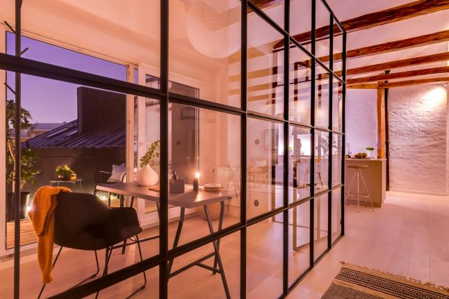 Căn hộ áp mái hiện đại với cách bài trí khéo léo, thông minh, mỗi khi đêm xuống như lột xác thành một không gian kỳ diệu-18