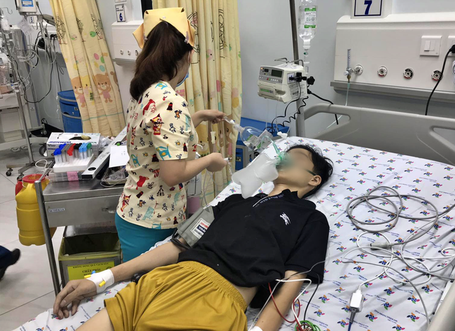 Giận cha mắng ham chơi game không lo ôn thi lớp 10, con trai 15 tuổi uống thuốc diệt cỏ nguy kịch-1