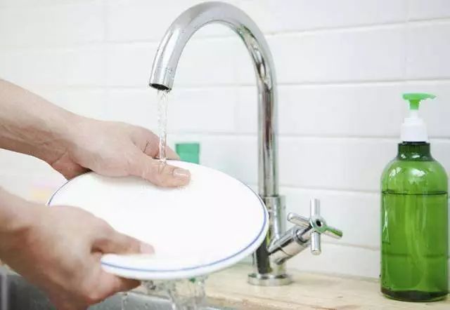 Những sai lầm khi rửa bát có thể khiến vi khuẩn tăng lên hàng nghìn lần, nếu còn giữ các thói quen này thì đừng trách bệnh tật ghé thăm-1