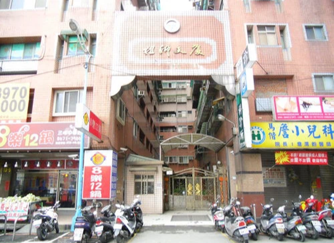 Bấm nhầm tầng thang máy, người phụ nữ rơi vào cái bẫy kinh hoàng, 6 ngày mắc kẹt ở tư thế đứng và chết trong tuyệt vọng-1