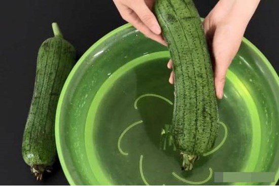 Đừng cho mướp vào tủ lạnh khi không ăn hết! Mách bạn cách bảo quản mướp để 10 ngày vẫn tươi ngon mà không hỏng, không thối