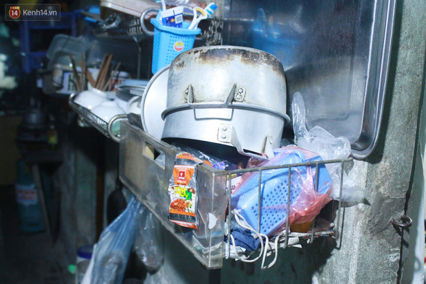 Nóng bủa vây cả đêm ở xóm chạy thận Hà Nội: Cả căn phòng cứ như cái lò nung, mỗi ngày chỉ ngủ được 2-3 tiếng-11