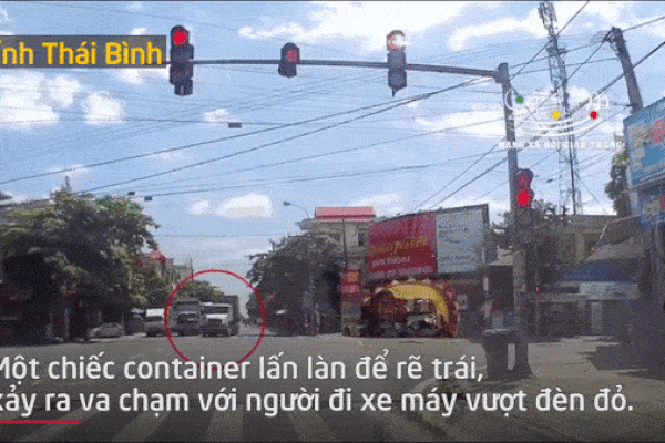 Trời mưa, xe container lật nghiêng khi vào cua tốc độ cao-1
