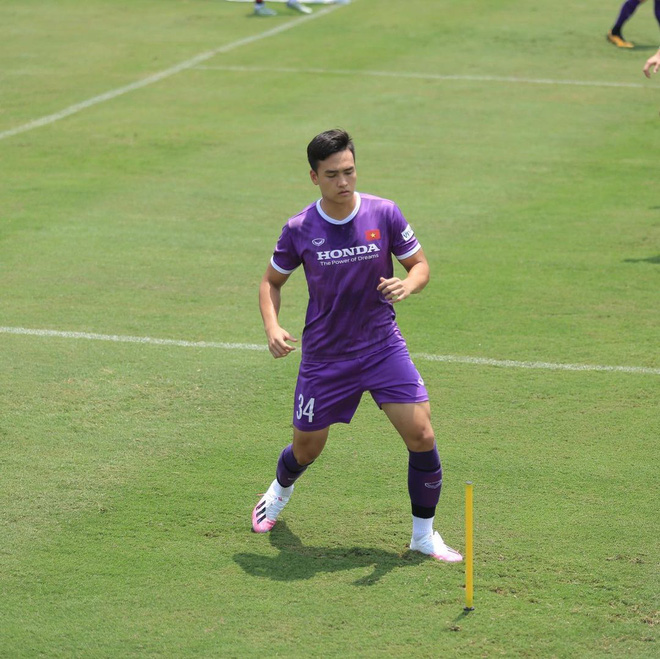 Ngày cách ly thứ 2 của ĐT Việt Nam: Tấn Trường thành ông trùm MXH, Quang Hải lần đầu tiên làm việc này-16