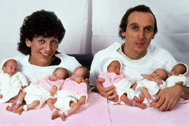 Sinh 6 cùng lúc và chỉ toàn con gái, bà mẹ cùng những đứa trẻ trong ca sinh khiến thế giới ngỡ ngàng 37 năm trước giờ ra sao?-1