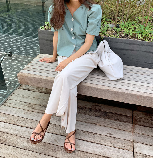 Hè diện quần trắng cho mát nhưng để sành điệu không chê được điểm nào, bạn nên ghim 12 cách mặc của gái Hàn-2