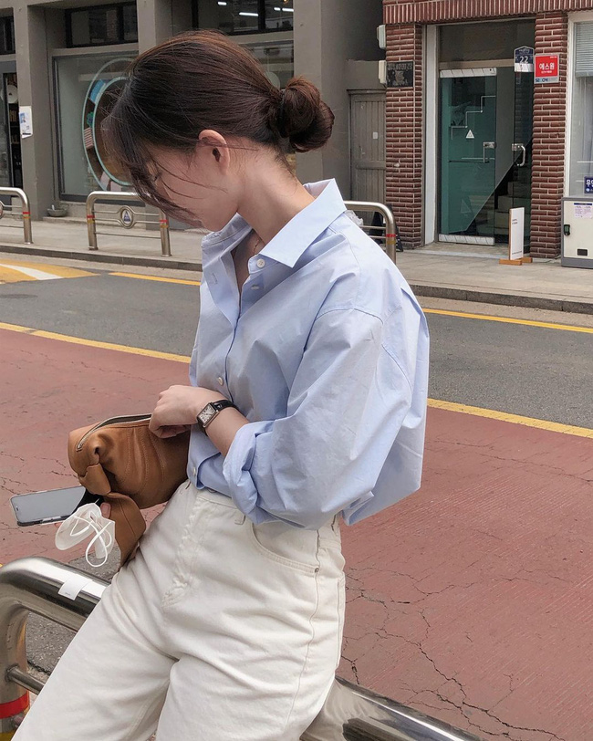 Hè diện quần trắng cho mát nhưng để sành điệu không chê được điểm nào, bạn nên ghim 12 cách mặc của gái Hàn-5