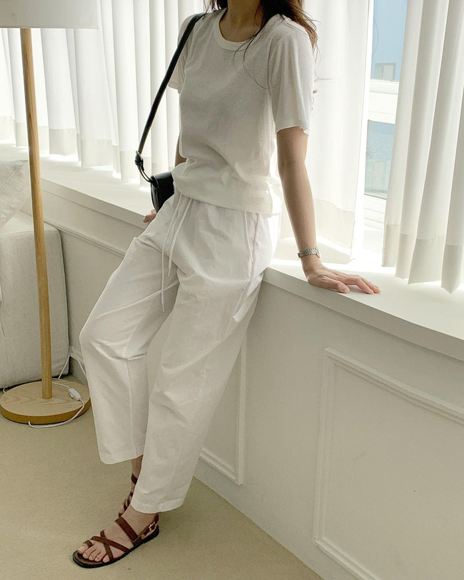 Hè diện quần trắng cho mát nhưng để sành điệu không chê được điểm nào, bạn nên ghim 12 cách mặc của gái Hàn-11