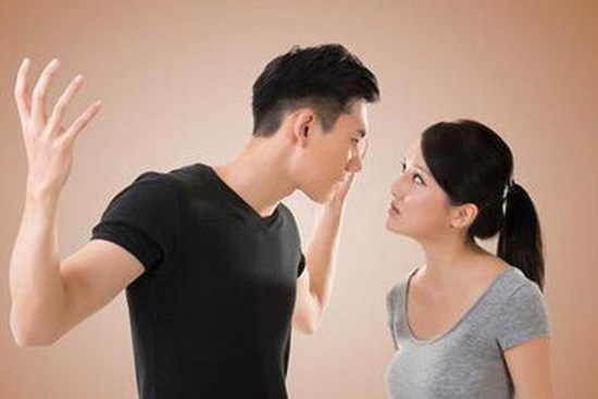 “Bi kịch” tình yêu mùa hè: Để người yêu sang ngồi nhờ điều hòa cho mát, thanh niên sốc vì tiền điện cuối tháng, lại còn bị mắng ngược là ki bo