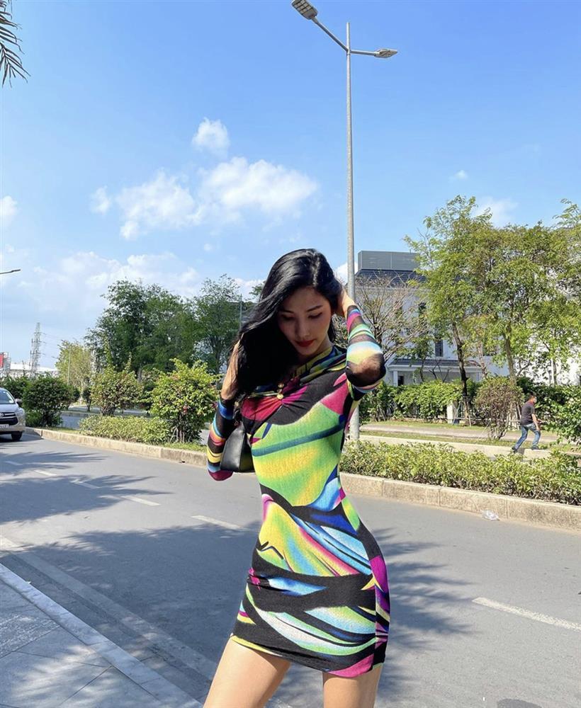 Hoàng Thùy chăm diện váy bó sát khoe vòng 1 dao kéo bức thở-8