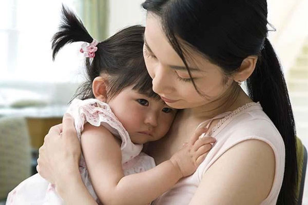 Mở két sắt đột nhiên thấy mấy cục tiền cùng 1 chiếc phong bì, vợ bàng hoàng với nội dung ngắn gọn bên trong là nét chữ của chồng-2