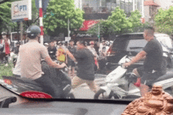 2 người đàn ông đấm bốc giữa phố Hà Nội, sự xuất hiện của một bà chị liền dẹp yên mọi xích mích