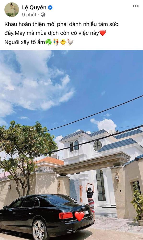 Bức ảnh toát ra mùi giàu có của Lệ Quyên: Trước mặt là xế hộp sang xịn, nhìn đến ngôi biệt thự phía sau còn choáng hơn!-1