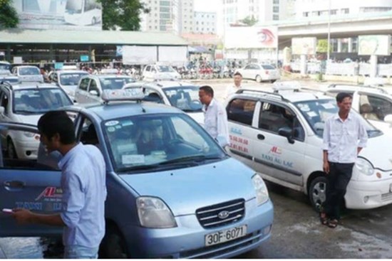 Chỉ thị mới của TP.HCM: Giải tán chợ tự phát, dừng toàn bộ taxi, xe công nghệ và xe buýt