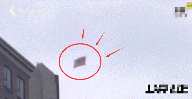 Cơn mưa tiền bất ngờ rơi xuống từ chung cư, dân tình đổ xô nhau đi lượm, gia đình sốc đến ngỡ ngàng khi cảnh sát hỏi thăm-1