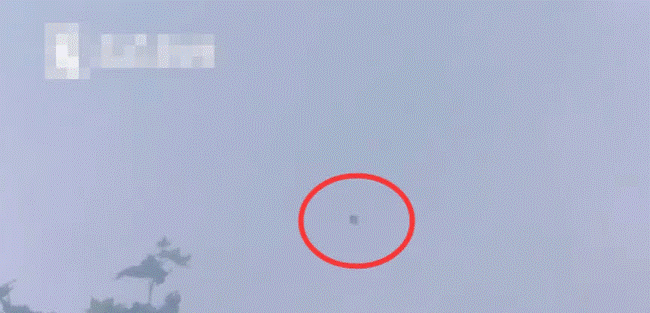 Cơn mưa tiền bất ngờ rơi xuống từ chung cư, dân tình đổ xô nhau đi lượm, gia đình sốc đến ngỡ ngàng khi cảnh sát hỏi thăm-2