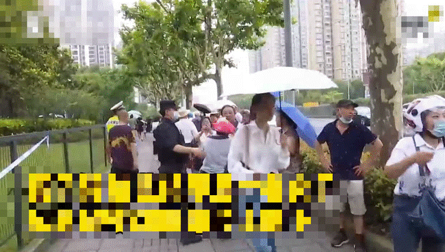 Cơn mưa tiền bất ngờ rơi xuống từ chung cư, dân tình đổ xô nhau đi lượm, gia đình sốc đến ngỡ ngàng khi cảnh sát hỏi thăm-3