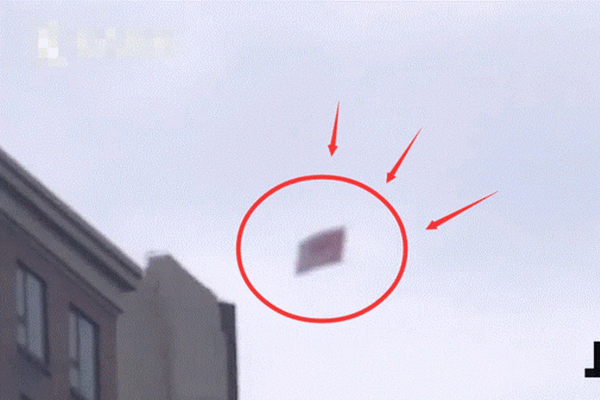 Người phụ nữ đứt đầu khi rơi từ tầng 16 xuống vỉa hè, hiện trường gây ám ảnh vẫn chưa thể lý giải-3