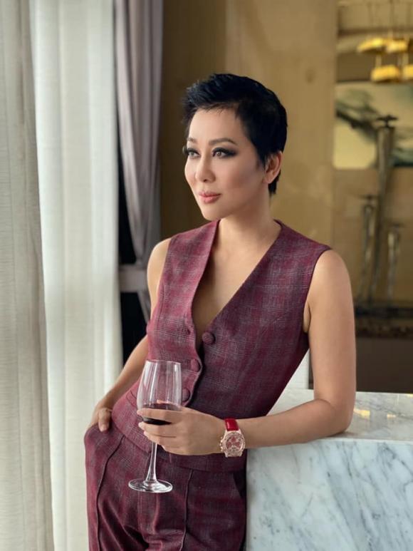 MC Kỳ Duyên khiến người hâm mộ ngỡ ngàng với tóc ngắn tomboy, thân hình quyến rũ ở tuổi 56-2