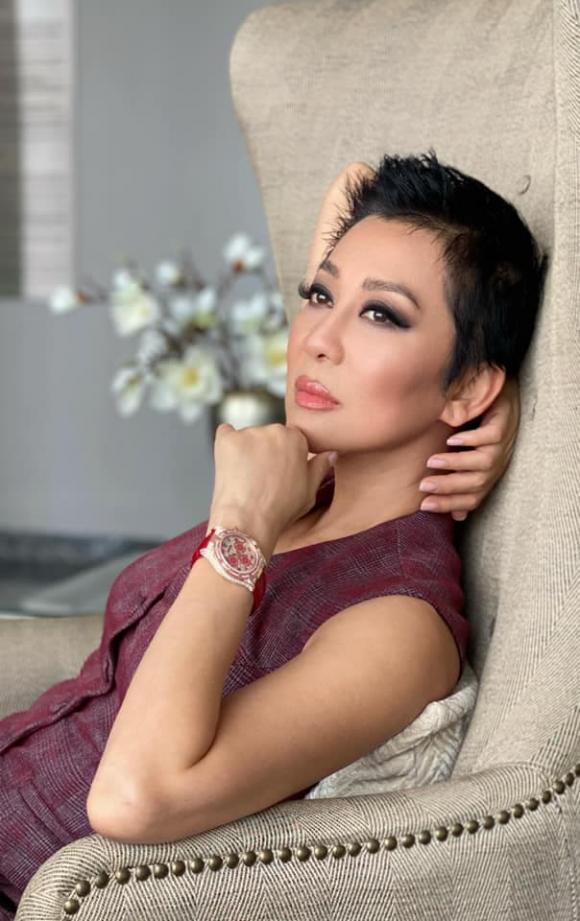 MC Kỳ Duyên khiến người hâm mộ ngỡ ngàng với tóc ngắn tomboy, thân hình quyến rũ ở tuổi 56-3