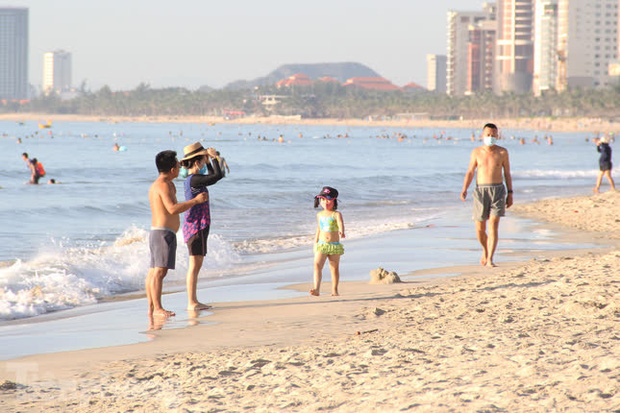 Bãi biển Đà Nẵng ra sao trước giờ cấm tắm?-3