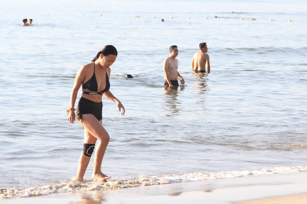 Bãi biển Đà Nẵng ra sao trước giờ cấm tắm?-5