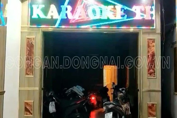 Bắt quả tang 2 nữ nhân viên khỏa thân, phục vụ khách trong quán karaoke giữa mùa dịch-2