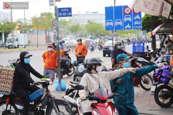 Quận Bình Tân trong ngày đầu phong tỏa 3 khu phố: Cô ở ngoài này phải đi chợ cho mấy chục đứa trong kia, tụi nó không ra ngoài được-2