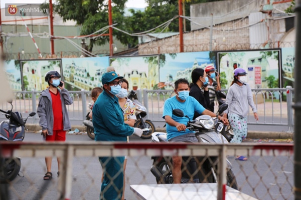 Quận Bình Tân trong ngày đầu phong tỏa 3 khu phố: Cô ở ngoài này phải đi chợ cho mấy chục đứa trong kia, tụi nó không ra ngoài được-4