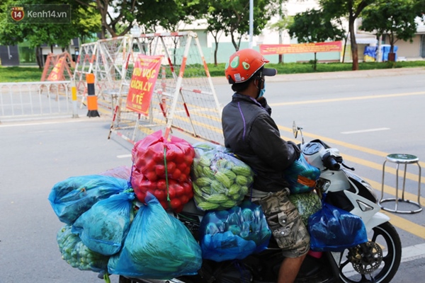 Quận Bình Tân trong ngày đầu phong tỏa 3 khu phố: Cô ở ngoài này phải đi chợ cho mấy chục đứa trong kia, tụi nó không ra ngoài được-6