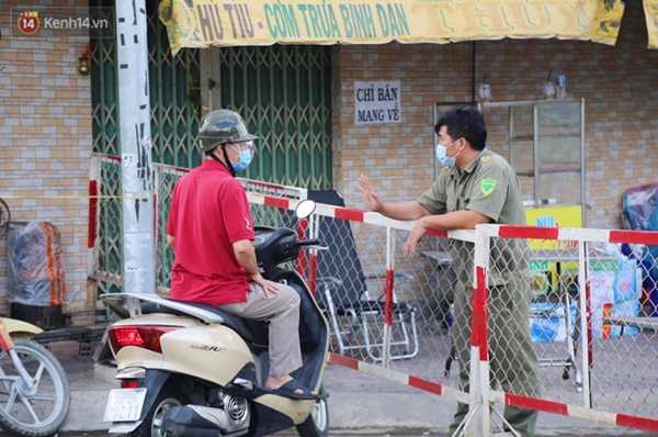 Quận Bình Tân trong ngày đầu phong tỏa 3 khu phố: Cô ở ngoài này phải đi chợ cho mấy chục đứa trong kia, tụi nó không ra ngoài được-7