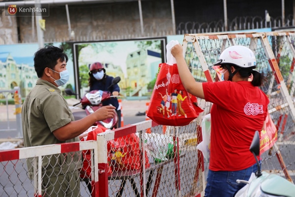 Quận Bình Tân trong ngày đầu phong tỏa 3 khu phố: Cô ở ngoài này phải đi chợ cho mấy chục đứa trong kia, tụi nó không ra ngoài được-8