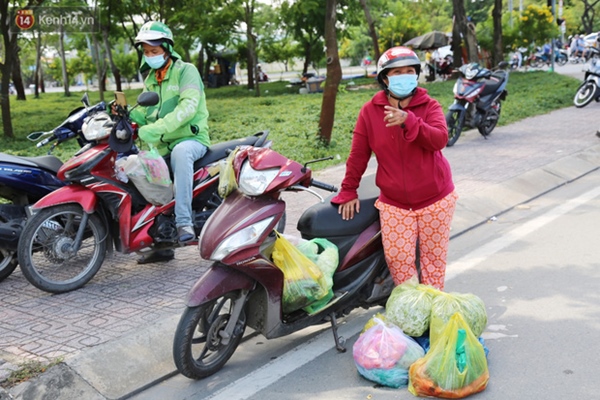 Quận Bình Tân trong ngày đầu phong tỏa 3 khu phố: Cô ở ngoài này phải đi chợ cho mấy chục đứa trong kia, tụi nó không ra ngoài được-10