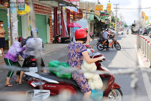 Quận Bình Tân trong ngày đầu phong tỏa 3 khu phố: Cô ở ngoài này phải đi chợ cho mấy chục đứa trong kia, tụi nó không ra ngoài được-11