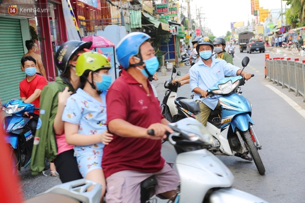 Quận Bình Tân trong ngày đầu phong tỏa 3 khu phố: Cô ở ngoài này phải đi chợ cho mấy chục đứa trong kia, tụi nó không ra ngoài được-12