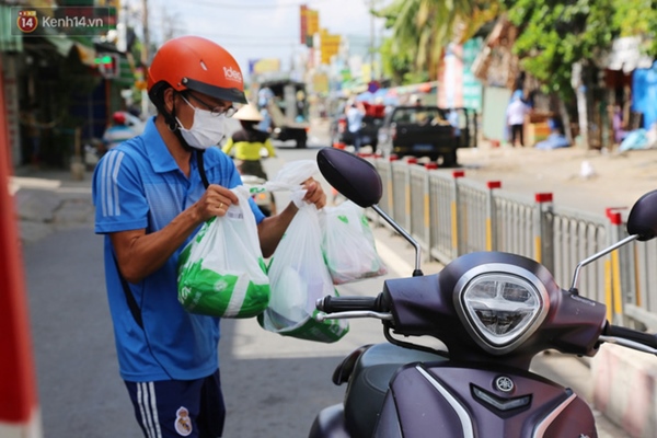 Quận Bình Tân trong ngày đầu phong tỏa 3 khu phố: Cô ở ngoài này phải đi chợ cho mấy chục đứa trong kia, tụi nó không ra ngoài được-14