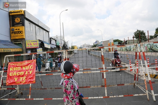 Quận Bình Tân trong ngày đầu phong tỏa 3 khu phố: Cô ở ngoài này phải đi chợ cho mấy chục đứa trong kia, tụi nó không ra ngoài được-16