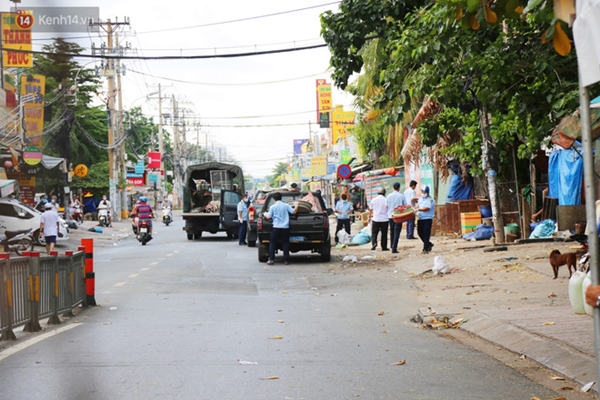 Quận Bình Tân trong ngày đầu phong tỏa 3 khu phố: Cô ở ngoài này phải đi chợ cho mấy chục đứa trong kia, tụi nó không ra ngoài được-17