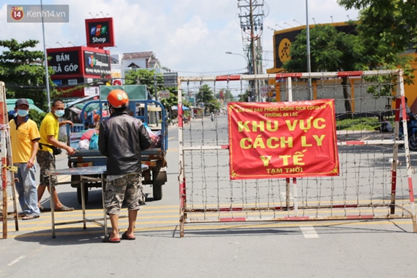Quận Bình Tân trong ngày đầu phong tỏa 3 khu phố: Cô ở ngoài này phải đi chợ cho mấy chục đứa trong kia, tụi nó không ra ngoài được-20