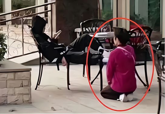 Người mẹ quỳ cầu xin con trai trong một giờ, đứa con nhẫn tâm đem khoe khoang với bạn bè - Cha mẹ quỳ không thể nuôi con biết đứng thẳng!-1