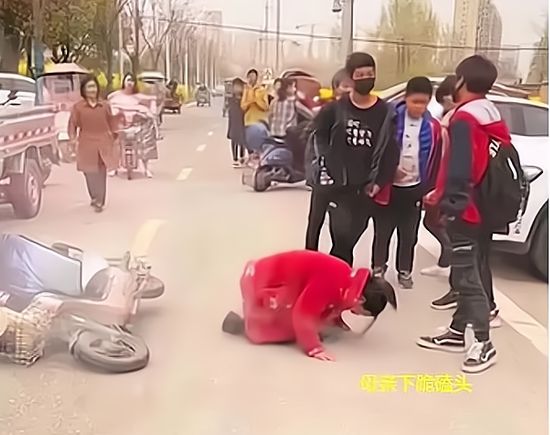 Người mẹ quỳ cầu xin con trai trong một giờ, đứa con nhẫn tâm đem khoe khoang với bạn bè - Cha mẹ quỳ không thể nuôi con biết đứng thẳng!-3