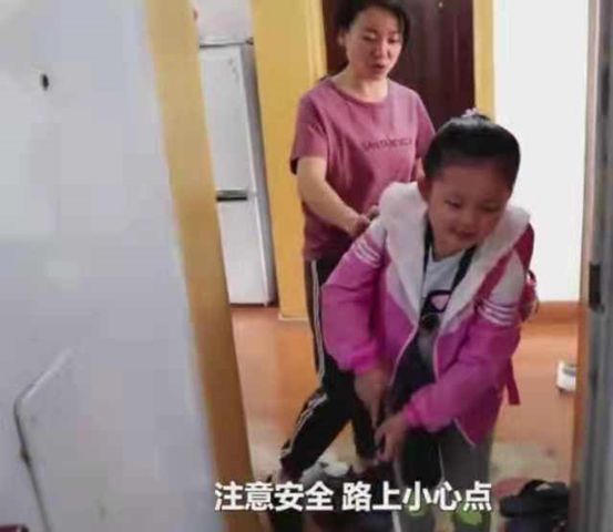 Người mẹ quỳ cầu xin con trai trong một giờ, đứa con nhẫn tâm đem khoe khoang với bạn bè - Cha mẹ quỳ không thể nuôi con biết đứng thẳng!-7