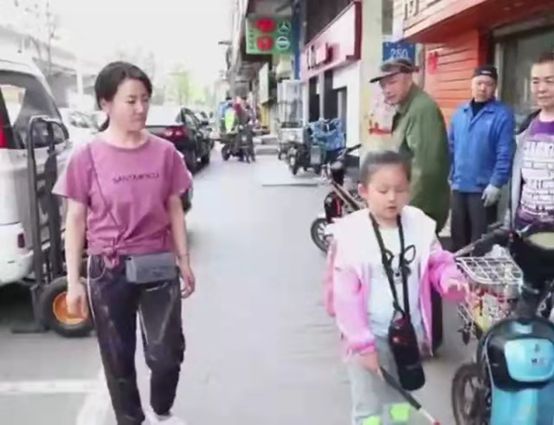 Người mẹ quỳ cầu xin con trai trong một giờ, đứa con nhẫn tâm đem khoe khoang với bạn bè - Cha mẹ quỳ không thể nuôi con biết đứng thẳng!-8