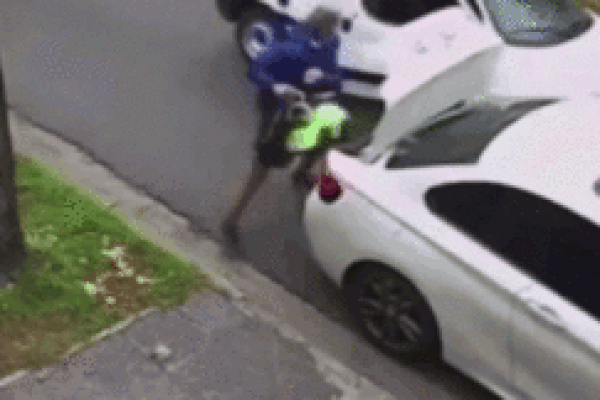 Nam thanh niên cầm dao đe dọa nhân viên, cướp tiền ở cửa hàng tiện lợi-3