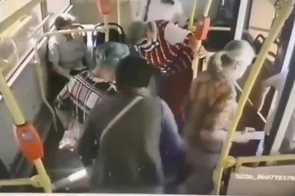 Cô gái đang đi xe buýt bỗng lăn đùng ngã vật xuống sàn, thái độ của hành khách trên xe gây ra trận khẩu chiến bùng nổ trên MXH-1