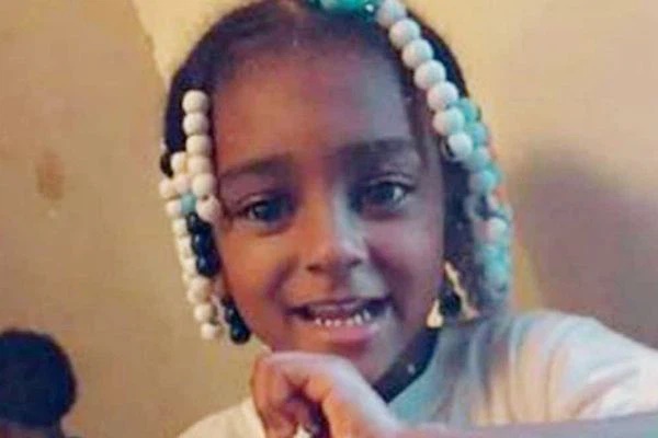 Phạt con nhỏ đứng 3 ngày khiến đứa trẻ tử vong, bà mẹ không gọi cấp cứu còn biến con gái lớn thành đồng phạm giết người-3