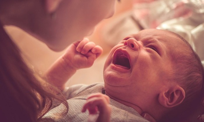 Được mẹ chồng chỉ cách dỗ con nín trong một nốt nhạc, bà mẹ gục ngã nghe thông báo con trai 8 tháng bị bại não-1