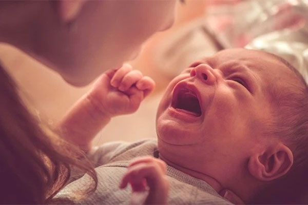 Bé trai 7 tháng luôn nắm chặt tay, gia đình đưa đi khám rồi choáng váng khi nhận kết quả-2